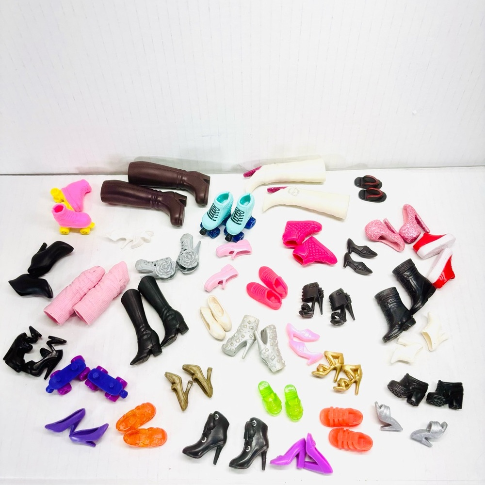 Large Mixed Vintage LOT of 90’s Barbie Dolls, Case, Clothes & Shoes 208 Pcs - Picture 11 of 16